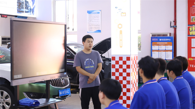 從基礎到卓越：張歡學長回母校共話成長與職場飛躍