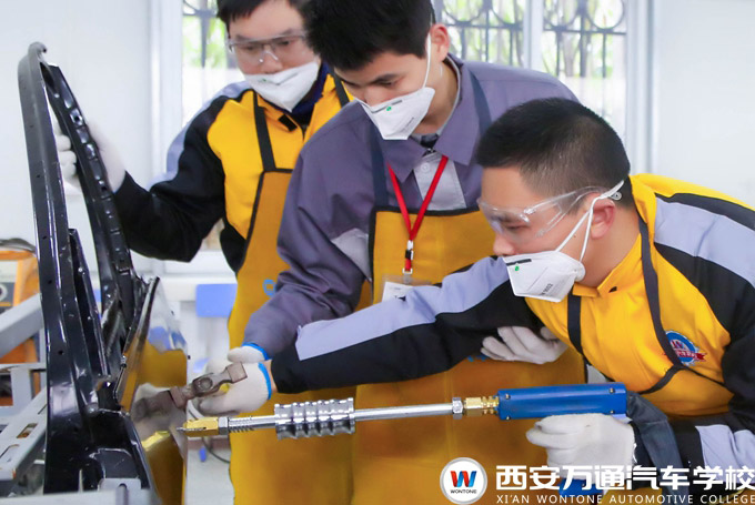 西安萬通汽車鈑金實訓(xùn)學(xué)習(xí)