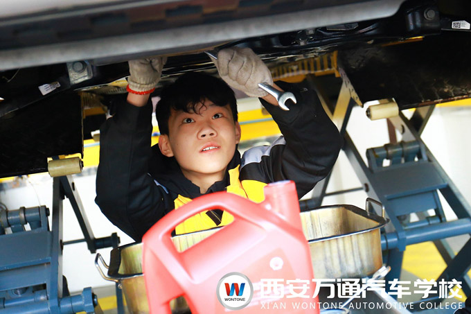 西安萬通學子汽車保養項目實訓——換機油