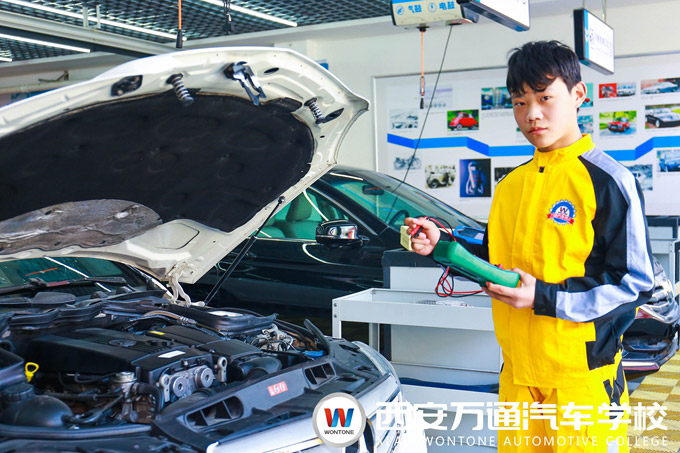 西安萬通學子運用汽車檢測工具