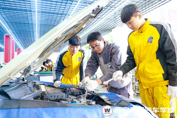 西安萬通汽車機(jī)修教學(xué)課堂