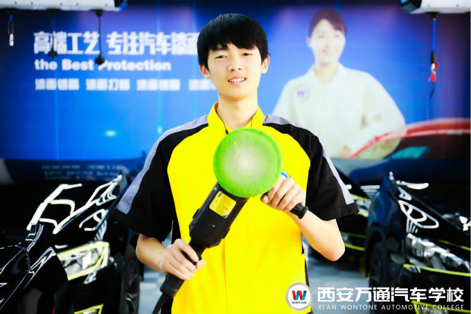 西安萬通汽車學校學技術的中學生