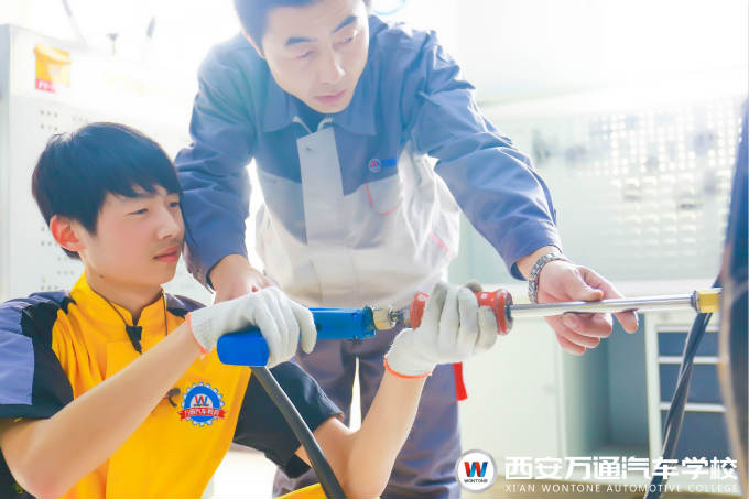 西安萬通汽車學校學技術的中學生