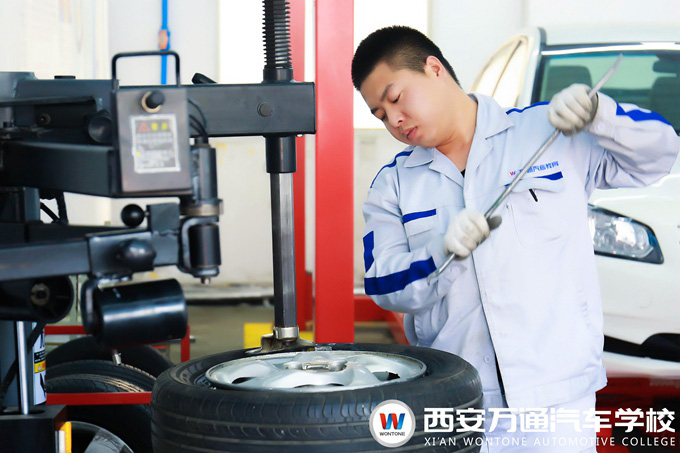 西安萬通汽車學校汽車美容快修快保班學子