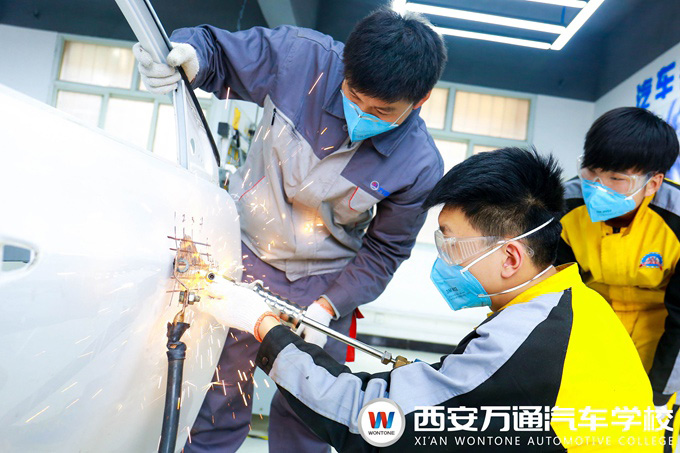 西安萬(wàn)通汽車學(xué)校汽車鈑噴美技術(shù)實(shí)訓(xùn) 西安萬(wàn)通汽車學(xué)校汽車鈑噴美技術(shù)實(shí)訓(xùn)