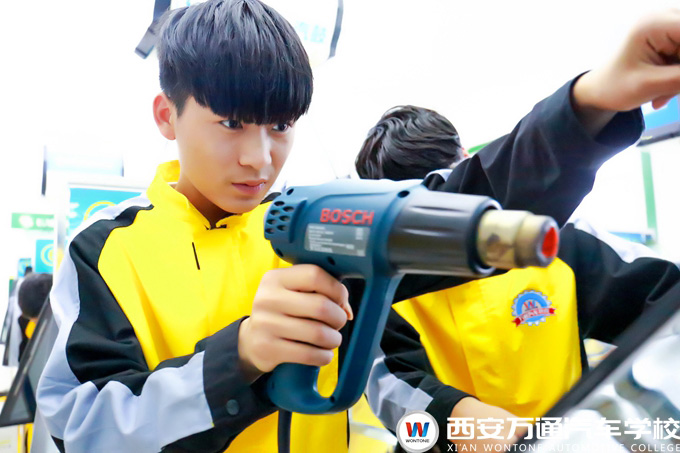 西安萬通汽車學校汽車美容教學課堂