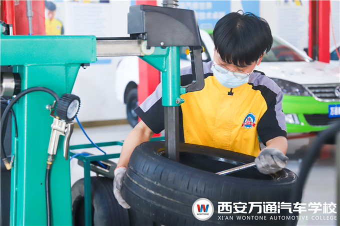 西安萬通開展入學來第一階段技能達標考核，檢驗學生學習成果