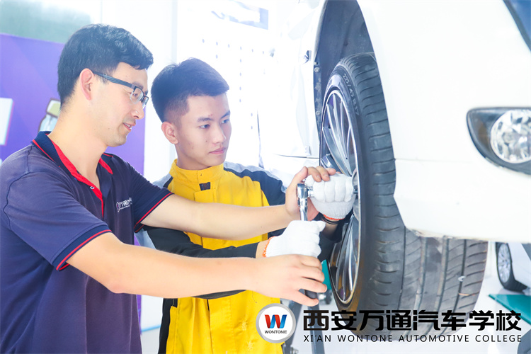 想找一個發(fā)展前景好的專業(yè)，汽車專業(yè)值得!