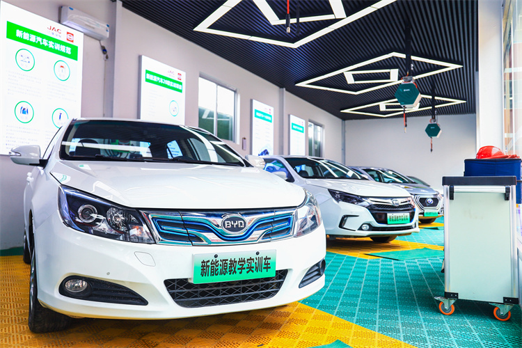 歐盟將于2035年正式禁售燃油車！ 新能源汽車行業(yè)發(fā)展前景大好！