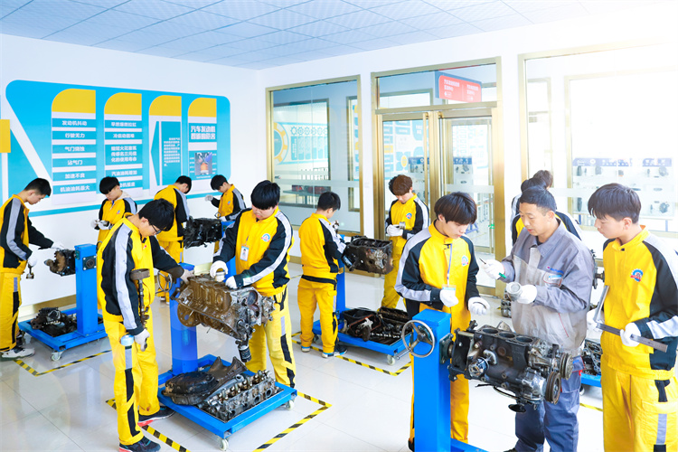 金九銀十學(xué)技正當(dāng)時(shí)！轉(zhuǎn)學(xué)來萬通贏精彩人生！