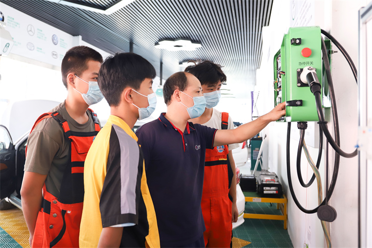 新能源汽車市場高速增長，學(xué)技術(shù)乘勢而為！