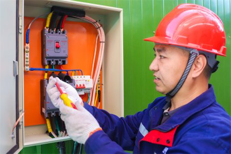 免費(fèi)！免費(fèi)！免費(fèi)！ 西安萬通電工培訓(xùn)專修班來了！